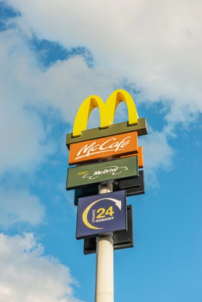 Crear un nombre atractivo para un restaurante es esencial para destacar, te explicaré ideas de cómo elegir el nombre, su eslogan y logotipo..