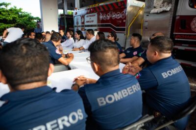 Verificando las necesidades de los bomberos 