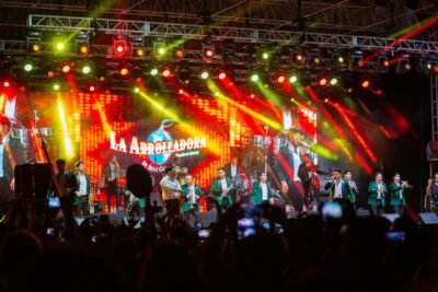 La Arrolladora Banda presentando sus éxitos