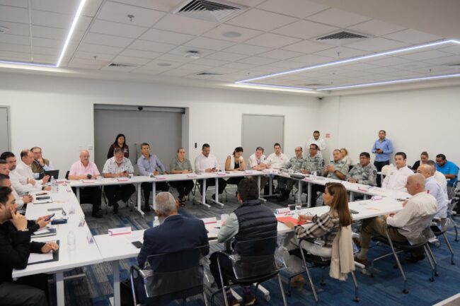 Revisa Mara Lezama avances en atención a turistas en reunión con autoridades del Aeropuerto Internacional de Cancún