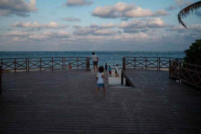 Mara Lezama y la presidenta municipal Blanca Merari Tziu, supervisan la rehabilitación de los accesos al mar de Puerto Morelos