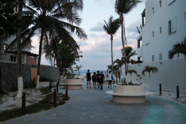 Mara Lezama y la presidenta municipal Blanca Merari Tziu, supervisan la rehabilitación de los accesos al mar de Puerto Morelos