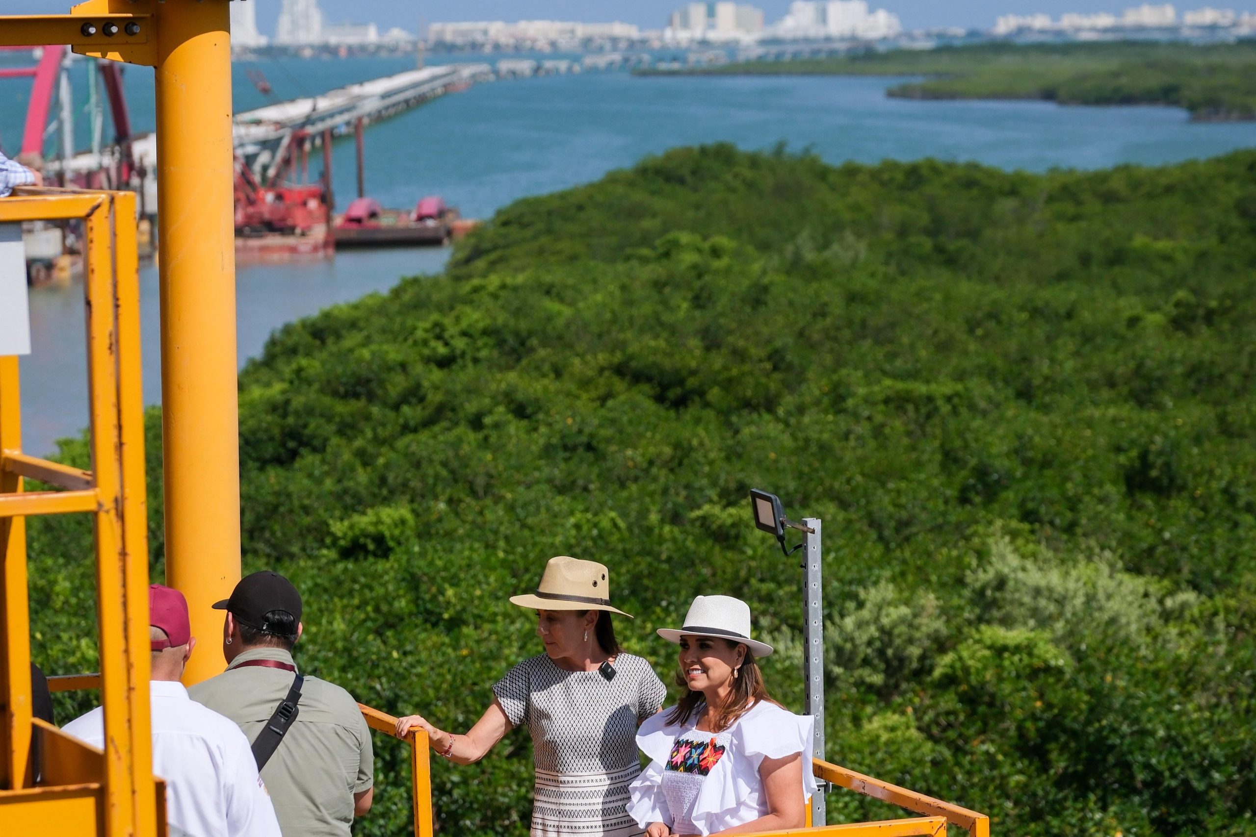 Supervisa Claudia Sheinbaum y Mara Lezama el puente Nichupté