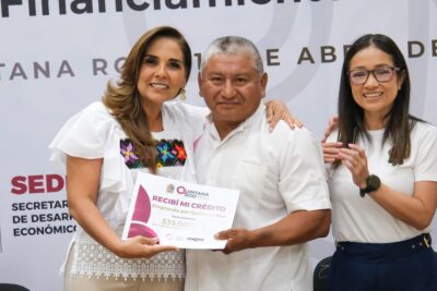 Lezama en la entrega de apoyo