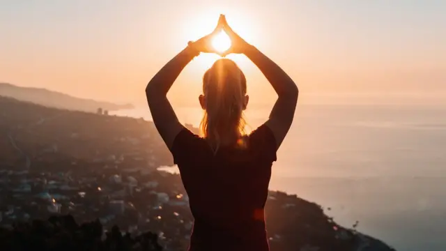 La meditación es una técnica que consiste en enfocar la atención en algo específico, como la respiración o un objeto, con el objetivo de...