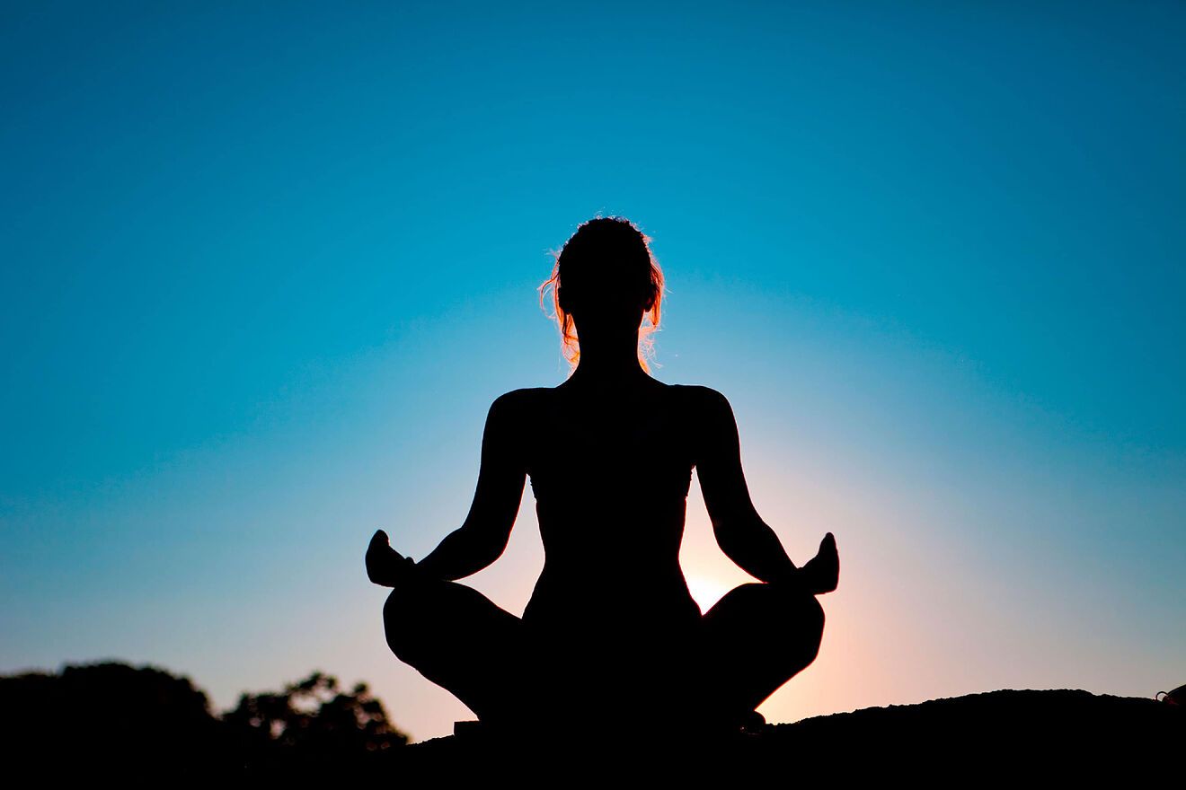 La meditación es una técnica que consiste en enfocar la atención en algo específico, como la respiración o un objeto, con el objetivo de...