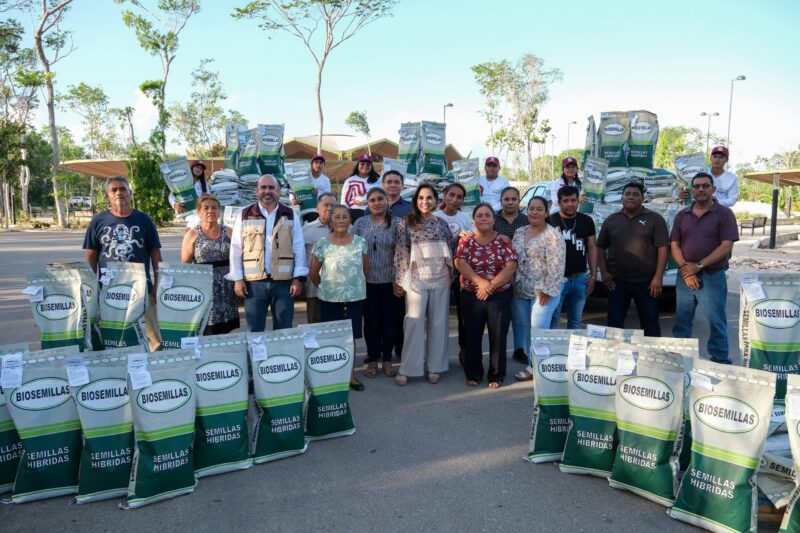 Mara Lezama entrega semilla mejorada
