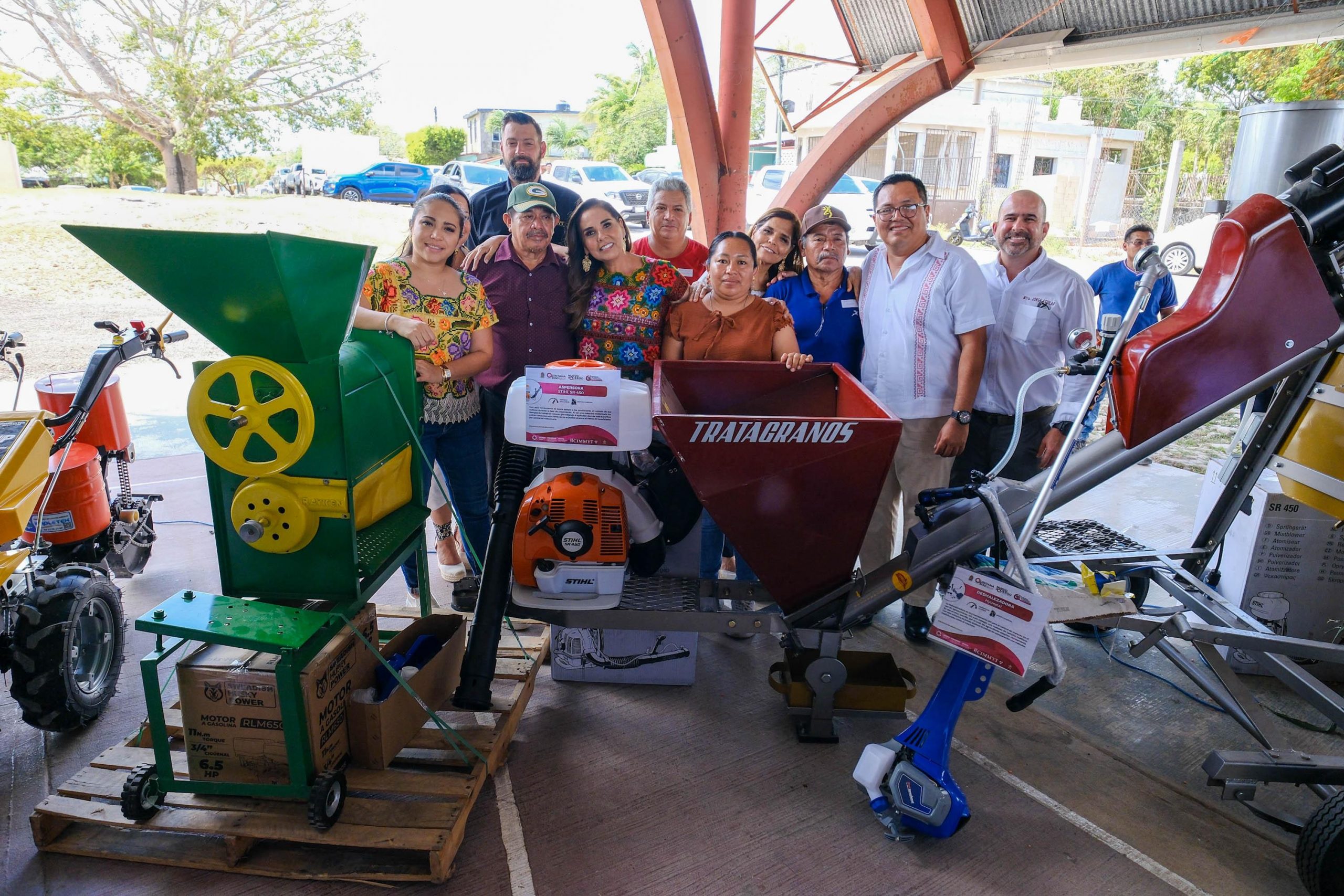 Mara Lezama entrega maquinaria y silos herméticos