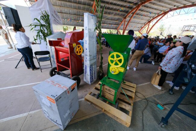 Mara Lezama entrega maquinaria y silos herméticos a productores agrícolas para conservar cosechas de maíz.