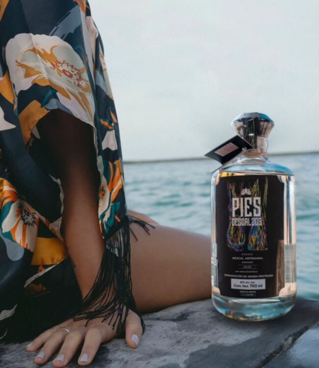 Pies Descalzos — El mezcal que se camina. El nombre nace de algo real: un maestro mezcalero subiendo un cerro, cargando garrafas vacías y...