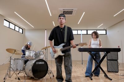 Salón para música y otro para artes visuales.