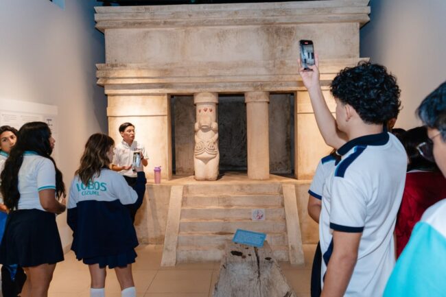 Estudiantes del Colegio de Bachilleres visitan el Museo de la Isla invitados por la FPMC para fortalecer su formación en turismo.