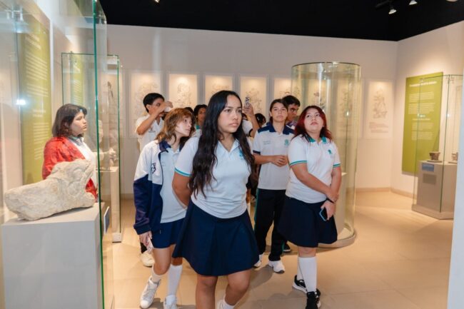 Estudiantes del Colegio de Bachilleres visitan el Museo de la Isla invitados por la FPMC para fortalecer su formación en turismo.