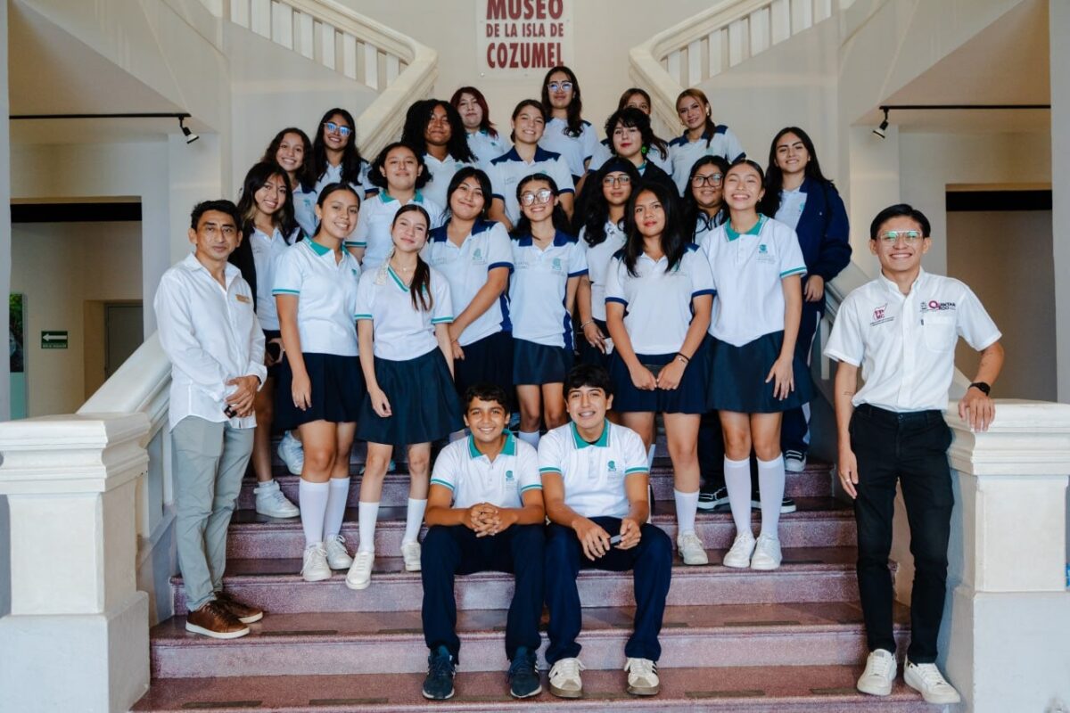 Estudiantes del Colegio de Bachilleres visitan el Museo de la Isla