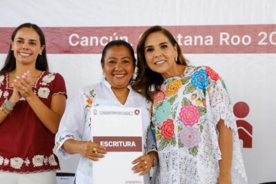 Con el Programa de Regularización para el Bienestar Patrimonial; Mara Lezama entrega títulos de propiedad en Cancún, junto con Ana Paty Peralta