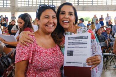 Con el Programa de Regularización para el Bienestar Patrimonial; Mara Lezama entrega títulos de propiedad en Cancún, junto con Ana Paty Peralta