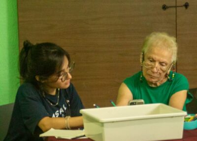 Estudiantes de Cancún ayudando a adultos mayores