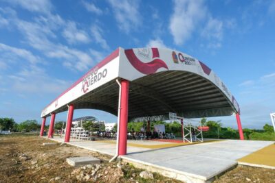 La Universidad Politécnica de Bacalar fortalece su infraestructura con un domo escolar y canchas de usos múltiples inauguradas por Mara Lezama.