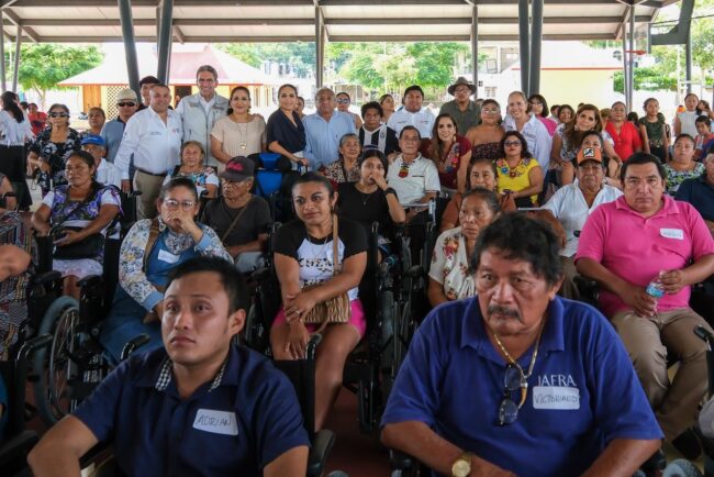 Mara Lezama entrega apoyos funcionales en Felipe Carrillo Puerto a personas con discapacidad, como sillas de ruedas, bastones y más.