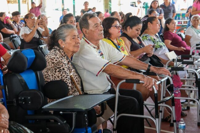 Mara Lezama entrega apoyos funcionales en Felipe Carrillo Puerto a personas con discapacidad, como sillas de ruedas, bastones y más.