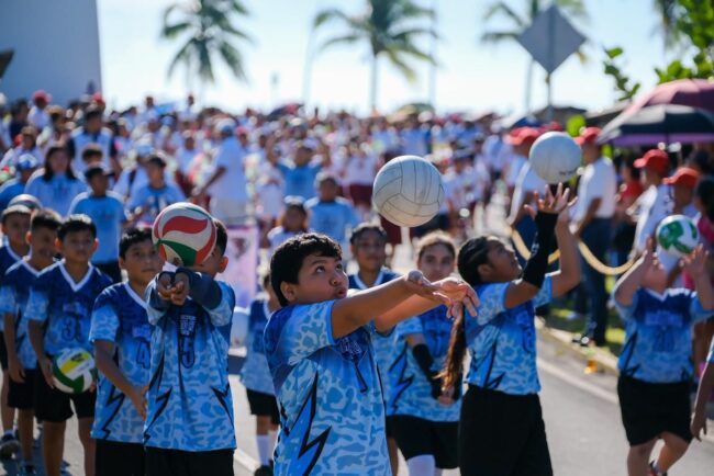 Contingentes desfilando sobre el bulevar Bahía durante el 115 aniversario de la Revolución Mexicana en Chetumal.