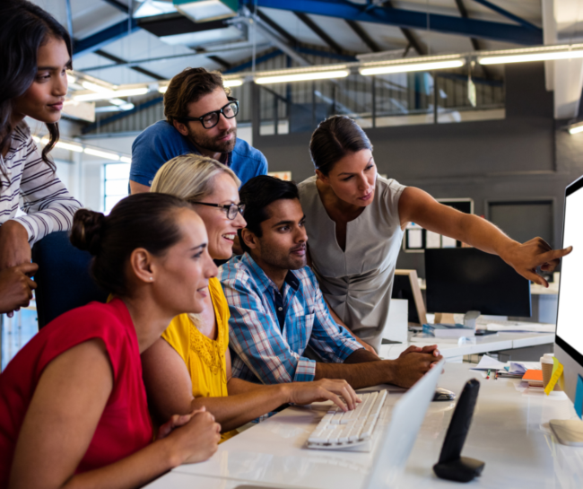 Equipo de la Agencia Integra 360 gestionando su ecosistema digital para campañas”.