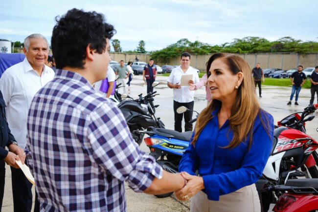 Mara Lezama y el Grupo Interinstitucional de la Mesa de Seguridad entregan vehículos recuperados a sus dueños en Cancún.