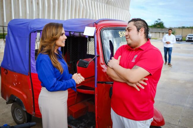 Mara Lezama y el Grupo Interinstitucional de la Mesa de Seguridad entregan vehículos recuperados a sus dueños en Cancún.