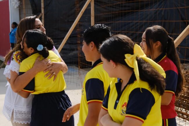 Mara Lezama supervisa la obra de domo en secundaria “Cancún” No. 41, mejorando espacios escolare