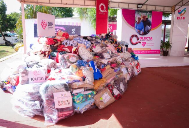 Reparto de cobertores en la zona maya encabezado por Verónica Lezama, presidenta honoraria del DIF Quintana Roo.