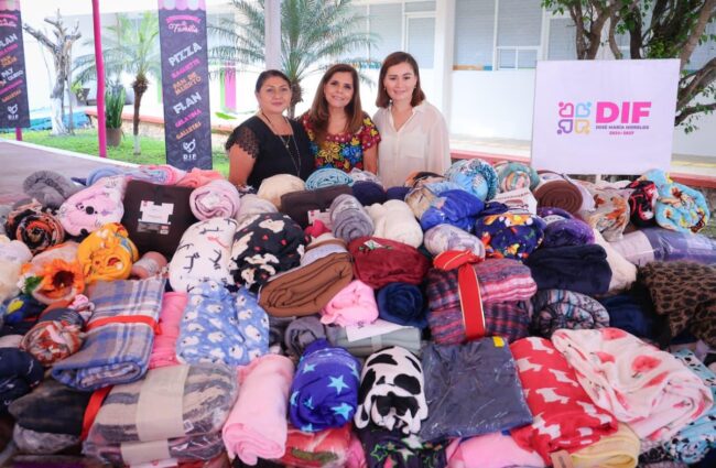 Reparto de cobertores en la zona maya encabezado por Verónica Lezama, presidenta honoraria del DIF Quintana Roo.