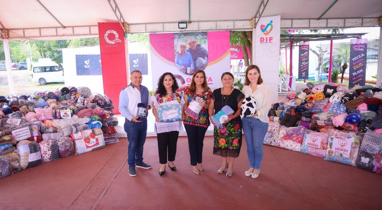 Reparto de cobertores en la zona maya