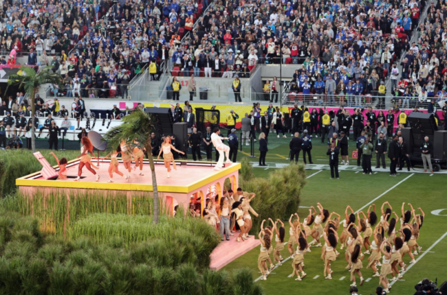 El show de medio tiempo del Super Bowl dejó de ser solo entretenimiento. Y fue una estrategia latina.