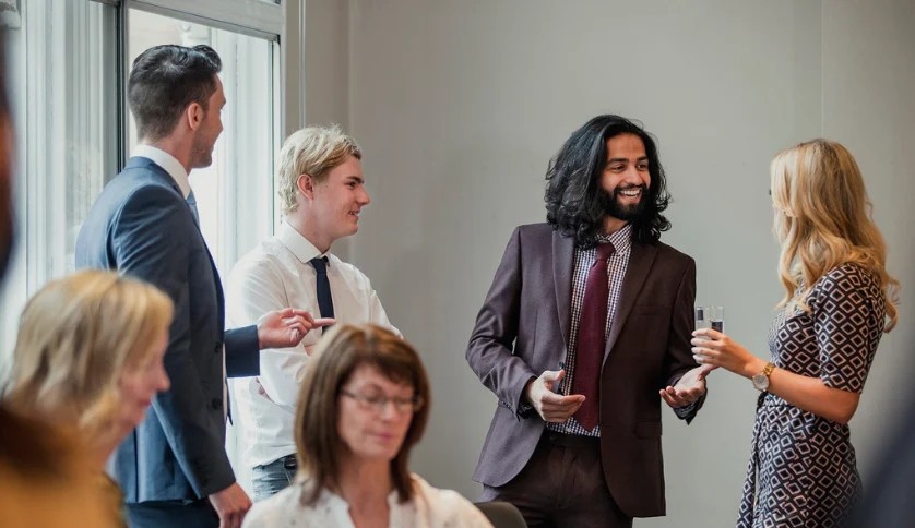 El poder del storytelling en la comunicación humana transforma datos en emociones, fortalece el liderazgo y mejora el networking.