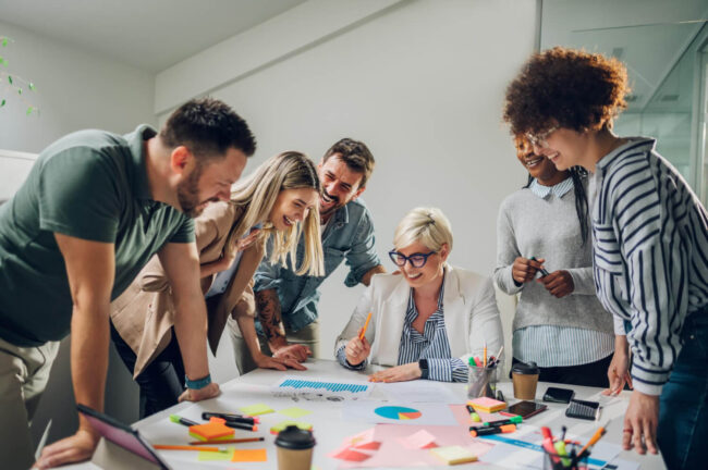 equipo de agencia de comunicación desarrollando estrategia de relaciones públicas