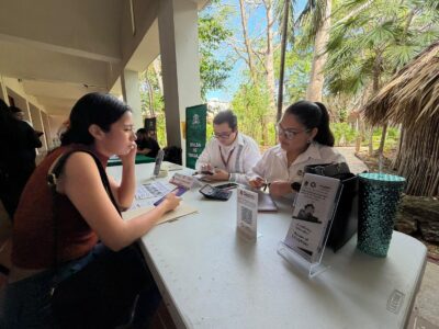 Mujeres buscan empleo en la feria Empléate Mujer Quintana Roo.