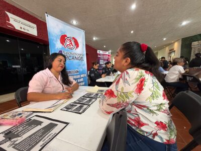 consultando vacantes en stands de empresas participantes