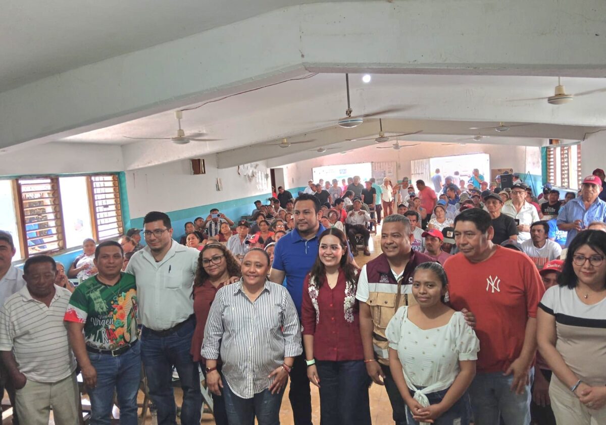 Interpretación en lengua maya en la Asamblea del Ejido Dziuche
