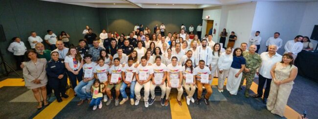 La Primera generación de Reconecta con la Paz celebra ceremonia de graduación encabezada por Mara Lezama en Quintana Roo.