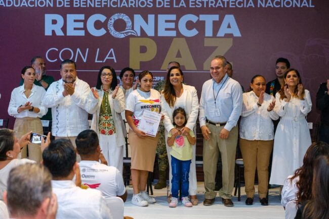 La Primera generación de Reconecta con la Paz celebra ceremonia de graduación encabezada por Mara Lezama en Quintana Roo.