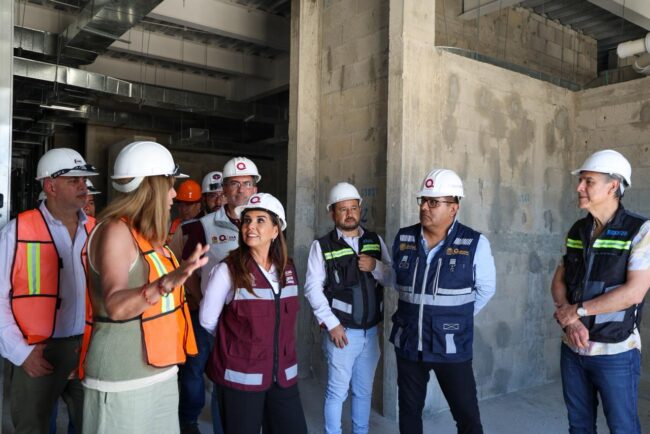 Mara Lezama, SESA e IMSS-Bienestar supervisan el nuevo Hospital General de Chetumal; ofrecerá 272 camas y especialidades médicas este año.