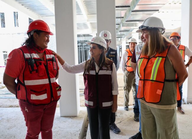 Mara Lezama, SESA e IMSS-Bienestar supervisan el nuevo Hospital General de Chetumal; ofrecerá 272 camas y especialidades médicas este año.