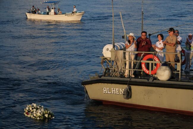 Mara Lezama encabezó el homenaje a los Hombres caídos del mar en Cozumel con una emotiva ofrenda floral frente al mar.