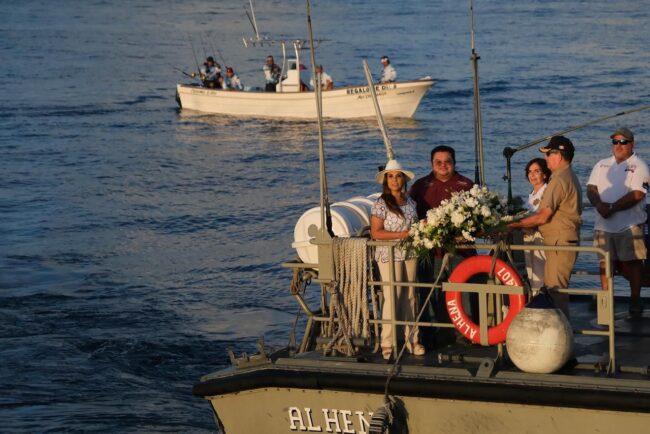Mara Lezama encabezó el homenaje a los Hombres caídos del mar en Cozumel con una emotiva ofrenda floral frente al mar.