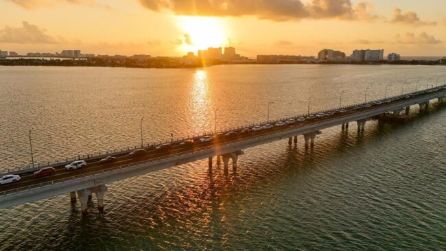 El Puente Vehicular Nichupté abrió hoy a la circulación en Cancún. Mara Lezama pide precaución y respeto a ciclistas en esta nueva vía.