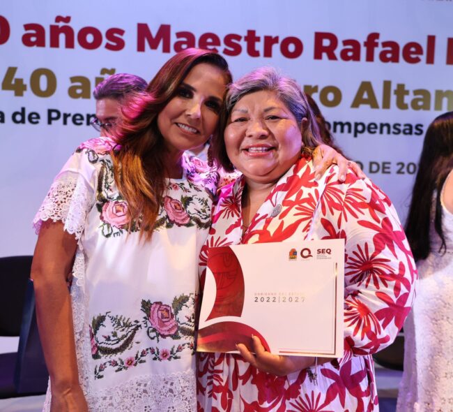 Mara Lezama entrega el premio “Rafael Ramírez” y la presea “Manuel Altamirano” a maestras y maestros de Quintana Roo.
