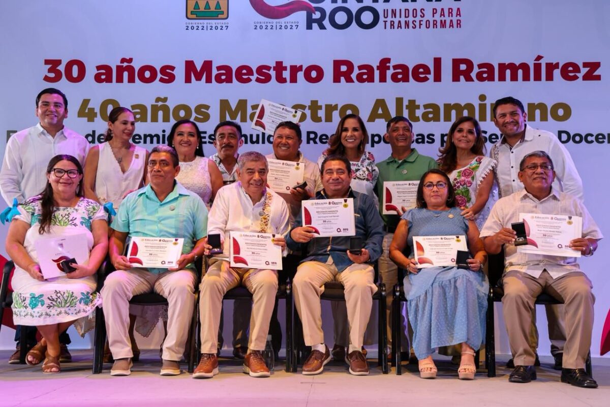 Mara Lezama premia a maestras y maestros en su día