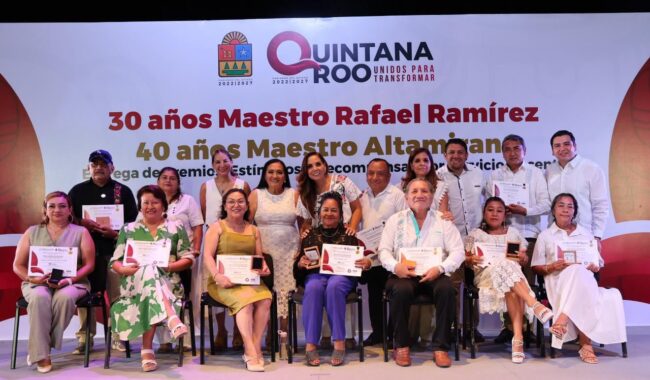 Mara Lezama entrega el premio “Rafael Ramírez” y la presea “Manuel Altamirano” a maestras y maestros de Quintana Roo.