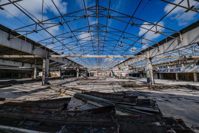 Trabajos de demolición y limpieza en el futuro Hospital General del ISSSTE.