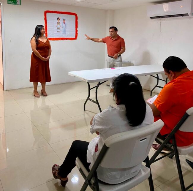 Personal del INMAYA participa en el Día Naranja con dinámica "Debe ser" para fortalecer la prevención de la violencia y la igualdad de género.